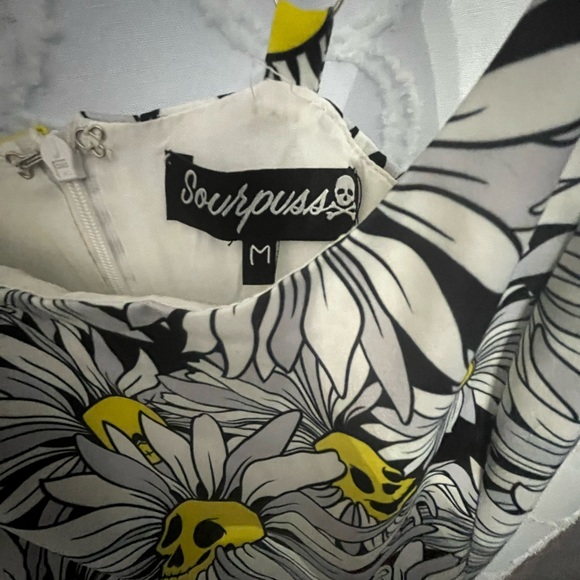 Sourpuss Skull Daisy Romper size medium - Picture 5 of 5